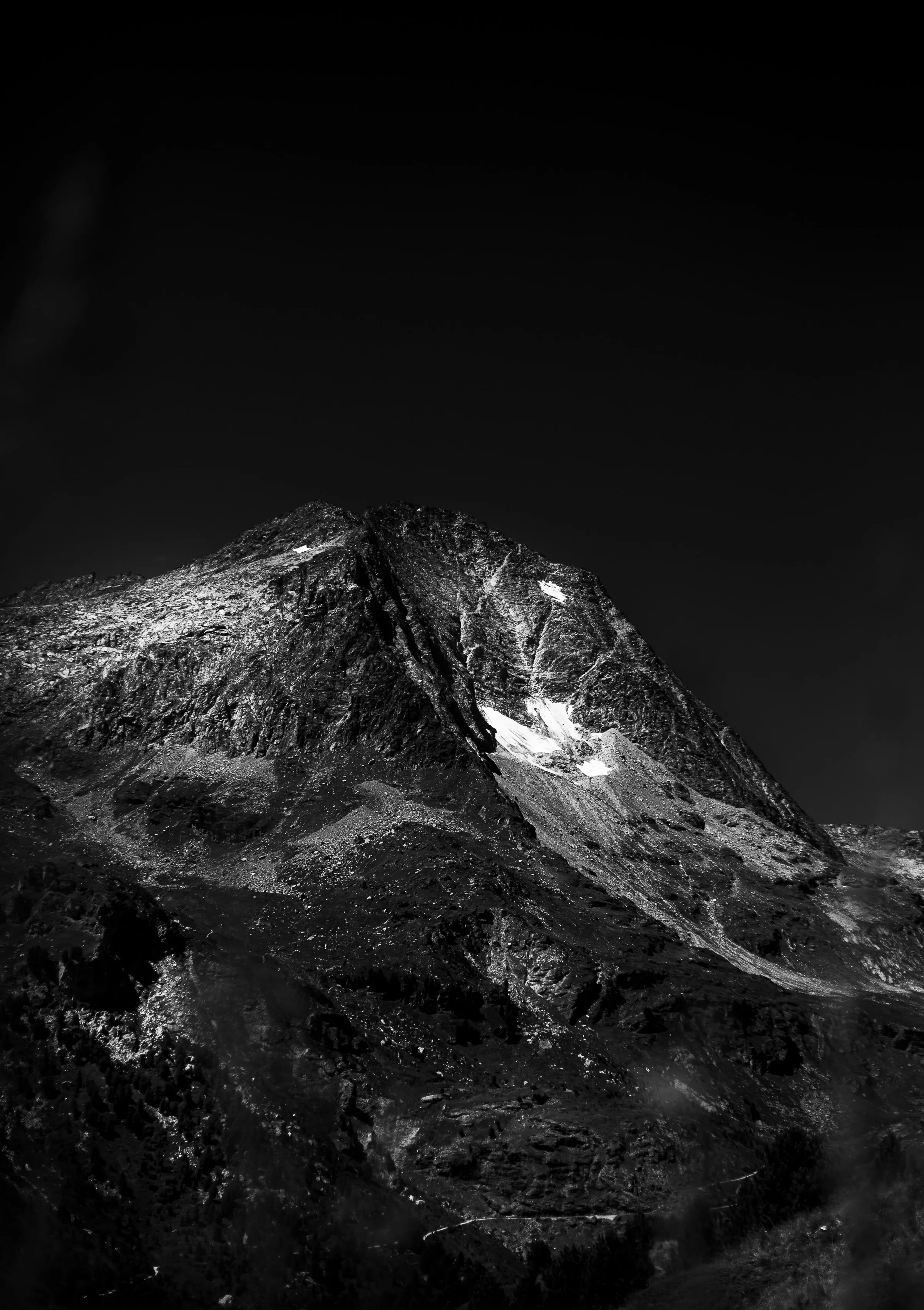 Photographie de montagne — sommet alpin se découpant sur le ciel, silhouette minimaliste