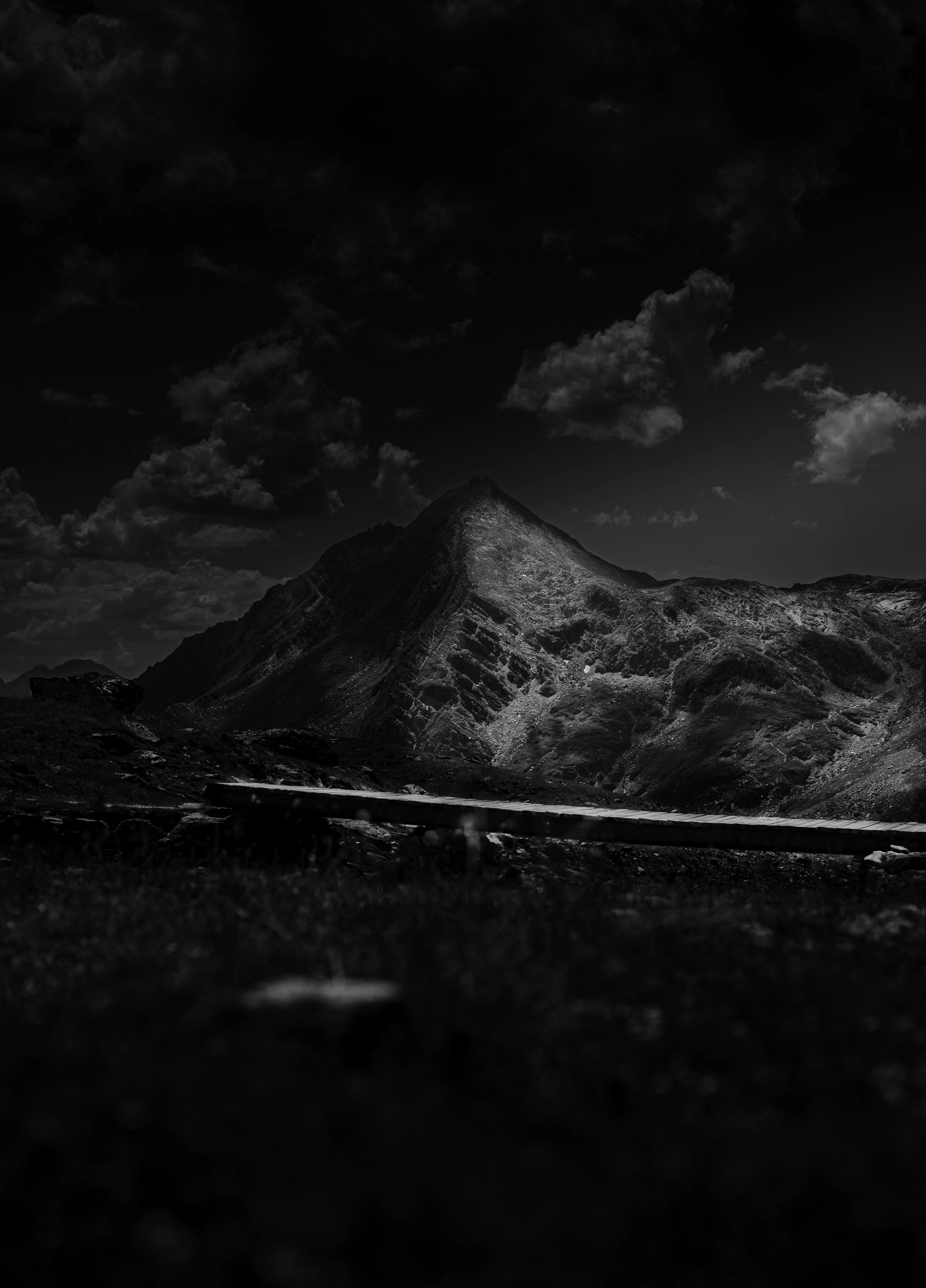 Photographie de paysage — massif alpin imposant, lumière naturelle sur les sommets