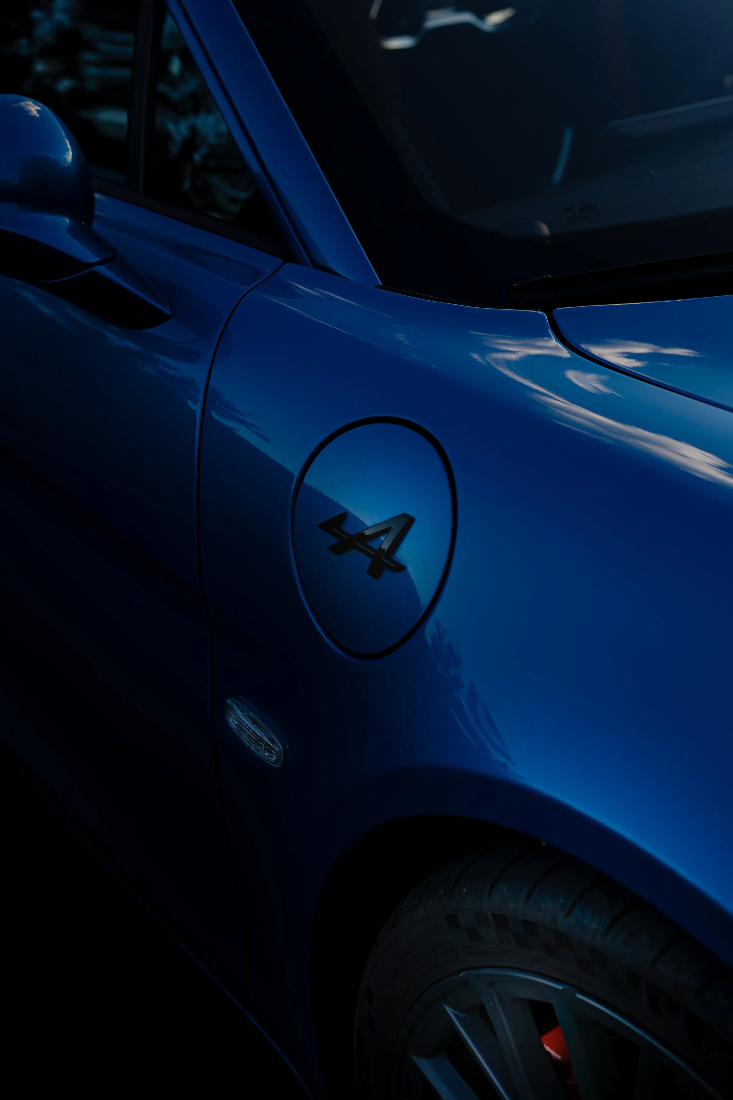 Alpine A110 coupé sportif photographié lors d'un festival automobile.